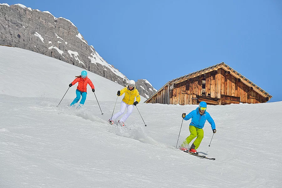 Familie beim Skifahren
