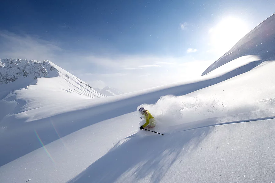 Freerider im Pulverschnee unterwegs