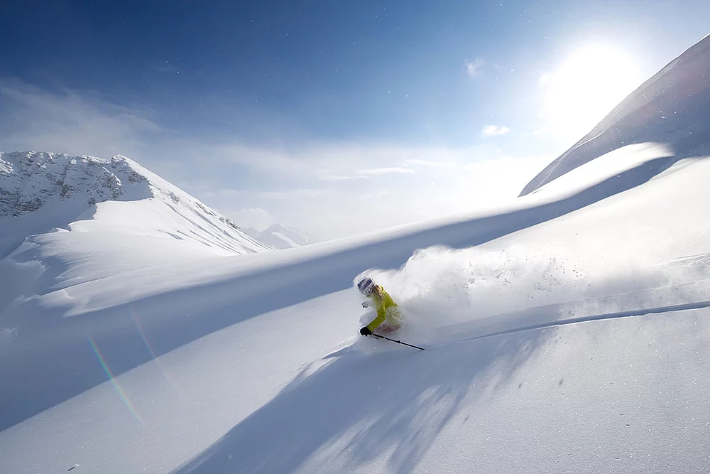 Freerider im Pulverschnee unterwegs
