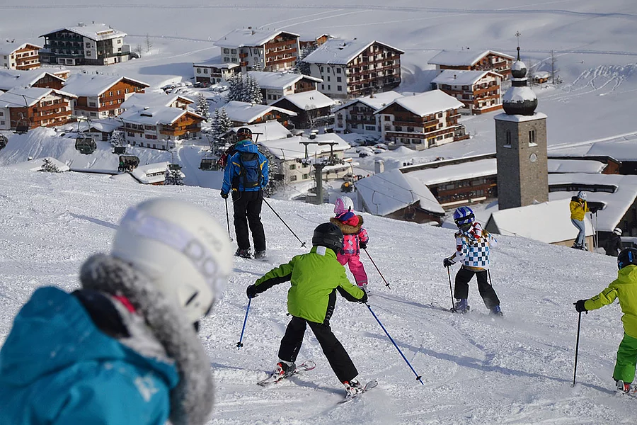Skischule Oberlech mit Dorfblick