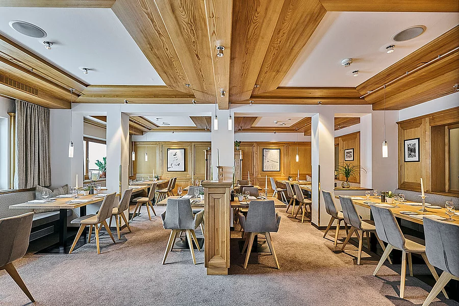 Übersicht Restaurant , fein eingedeckt.